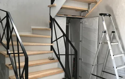 Лестница со встроенной стиральной машиной и дверью в мини котельную