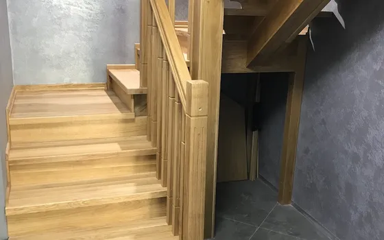 Oak staircase. Staircase to the second floor of the house. Manufacturing of stairs