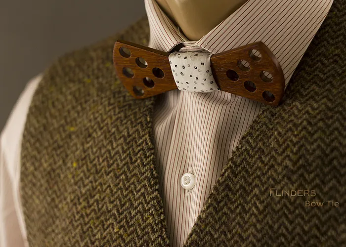 Wooden Bow Tie <ILLUMINANT> Red Brown Oak