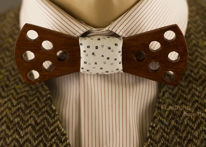 Wooden Bow Tie <ILLUMINANT> Red Brown Oak