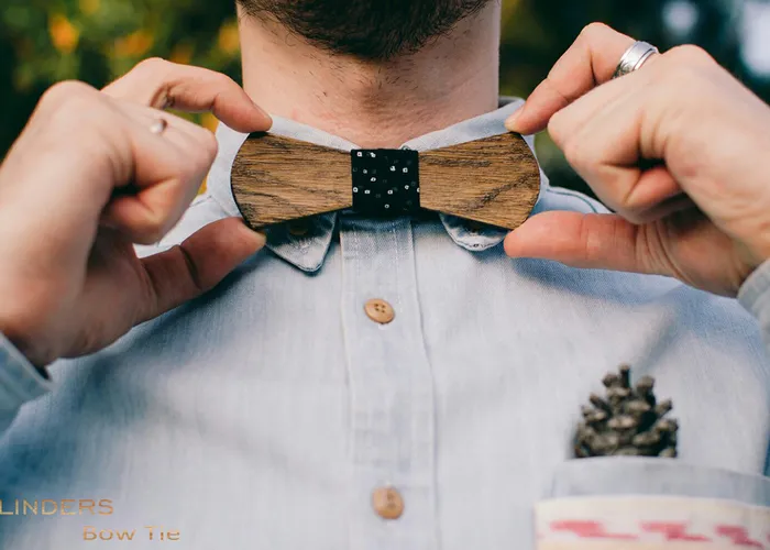 Fashionable Bow-Tie <ASTON> Stylish Accessory